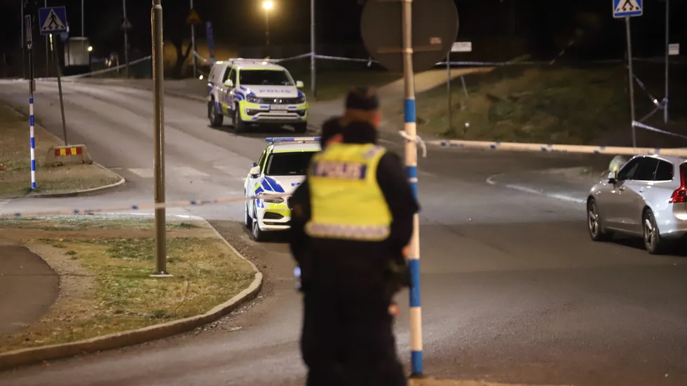 Poliser vid mordplatsen i Huddinge den 28 november 2021.