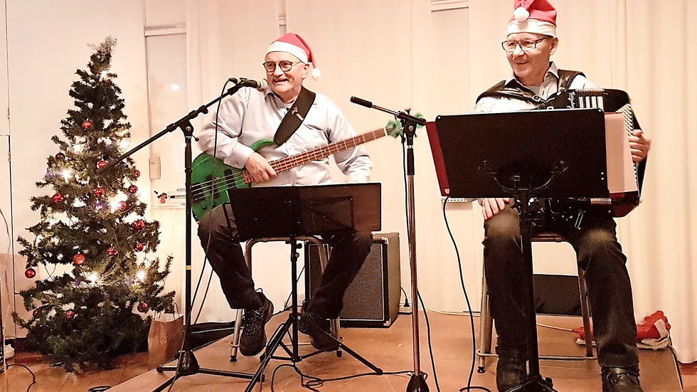 Tomteorkester. Melker Eriksson och Tommy Olsson är föreningens egen tomteorkester, som även bjöd på ett musikkryss.