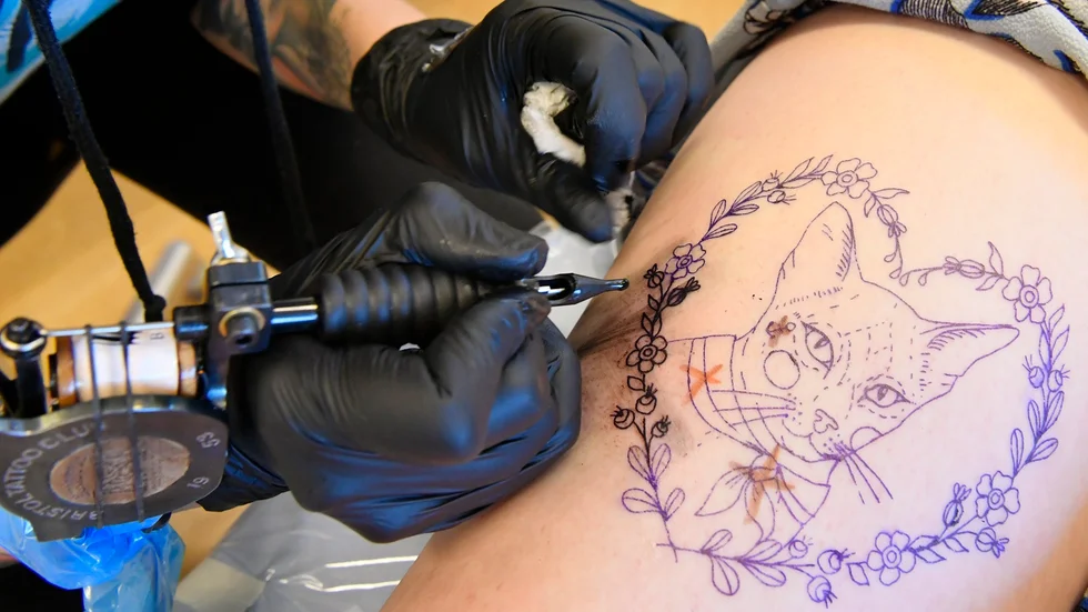 En mamma och hennes sambo döms för misshandel efter att ha tatuerat kvinnans tre barn. Arkivbild, tatueringen på bilden har inget med innehållet i artikeln att göra.