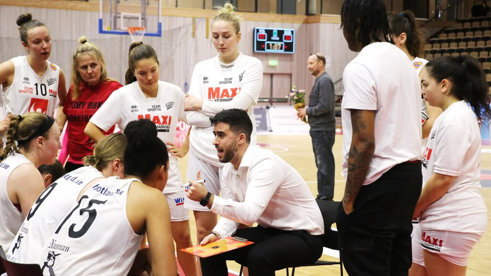 Visby Ladies meddelade under onsdagen att man förlänger kontrakter med spanske coachen Xavi Hernández.