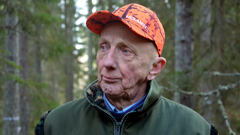 Sven-Erik Nilsson i Bjärka, Blackstad, har varit skogsägare hela sitt liv. Luttrat beskriver han hur villkoren förändrats vart tionde år, och han har hela tiden ifrågasatt vikten av att skydda just orkidén knärot.