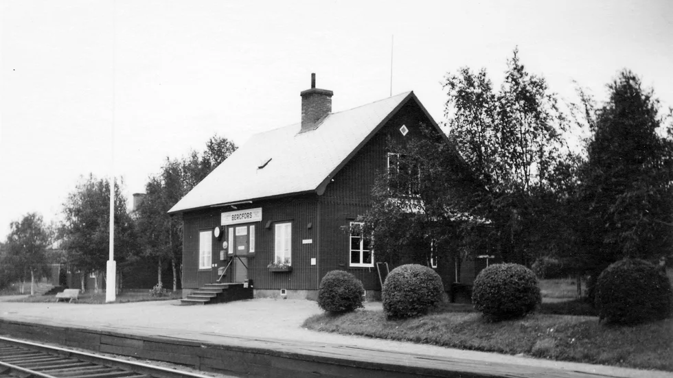 Så såg det ut på stationerna längs Malmbanan innan förfallet. Här Bergfors station med vackert klippta buskar och en stationspark med flaggstång och parksoffa. Gräsmattorna är välklippta. 