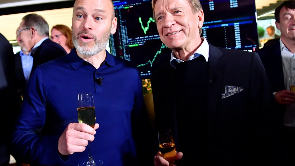 Volvos finanschef Björn Annwall och vd Håkan Samuelsson firar. Bilden från börsintroduktionen i höstas. Arkivbild.