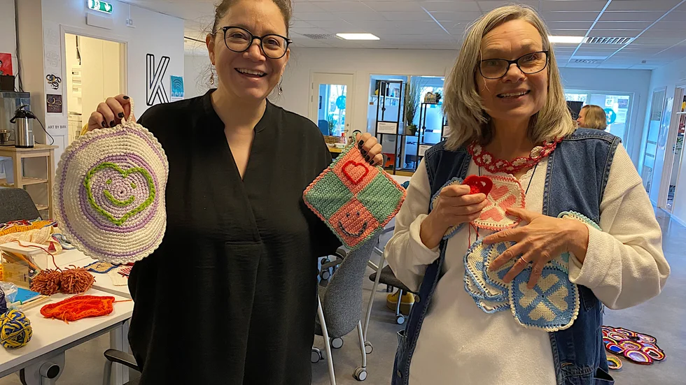 Danskonstnären Cyntia Botello och bildkonstnären Anneli Lindberg med sin husmorsgraffiti håller workshops i Kunskapens hus i för att kärleksbomba Klockaretorpet på alla hjärtans dag.