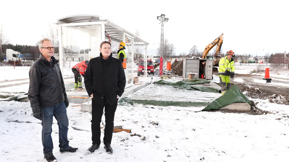 Nybyggnation pågår. Jan Tarras Wahlberg, miljöstrateg, och Gösta Westin, avdelningschef på Samhällsbyggnadsavdelningen, står här och kikar på den nybyggnad på Söder som pågår av ett nytt tankställe för biogas. Foto: Jeanette Lövgren.