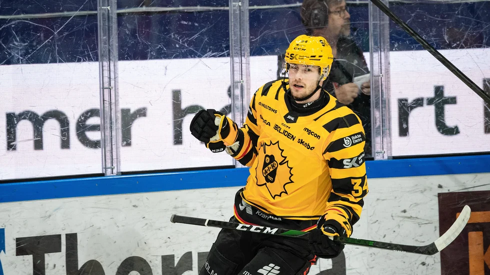 Tom Kühnhackl jublar efter Skellefteå AIK:s kvitteringsmål i den första perioden.