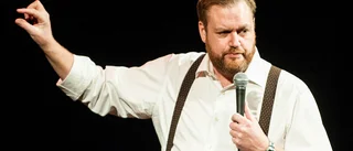 Död? Knappast! Kristoffer Appelquist är inte död utan bara väldigt rolig i sin nya föreställning