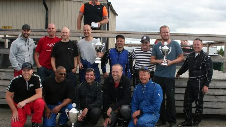 TOPP TRE I 4-TIMMARS. På huk segrande Mayflower med Fredrik Jansson, Fredrik Melander, Christer Strömberg, Daniel Melander och Mats Loggert. Stående t v Allez Allez med Pelle Nilsson, David Ström, Ronnie Stenlund och Jörgen Lindbäck. Till höger 4 Sign med Tomas Johansson, Andre Johansson, Per Stralström och Kent Nilsson. FOTO: BARBRO FORSMAN