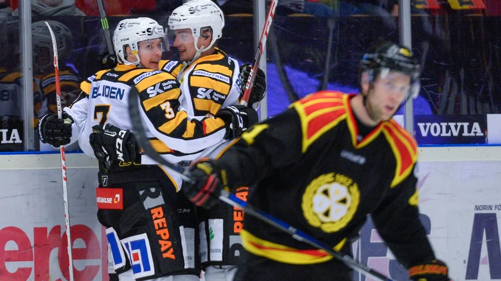 3–2 till AIK. Senast lagen möttes i Gävle blev det 3–2 till AIK efter förlängning. Det var den 22 oktober i år. Niclas Burström och Adam Pettersson jublar i den matchen. Foto: Anders Wiklund/TT.