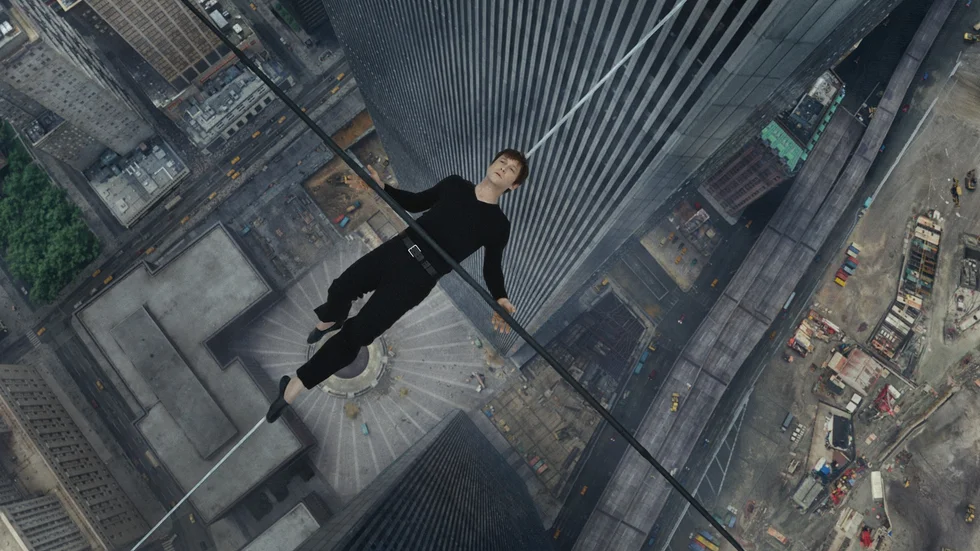 Röda tråden. I "The walk" spelar Joseph Gordon-Levitt huvudrollen som lindansaren Philippe Petit, som 1974 gick på lina mellan World Trade Center-tornen. Foto: Courtesy of Sony Pictures Foto: Courtesy of Sony Pictures.
