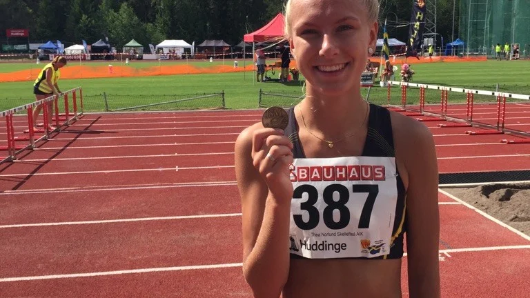 Thea Norlund vann både silver och brons på JSM. Här syns hon med bronsmedaljen på 1500 meter. 