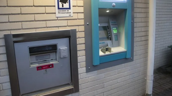 Anledningen till att serviceboxarna läggs ned i vinter är att man haft ett avtal med Swedbank om service och drift av anläggningarna som upphört när deras bankkontor lagts ned.
