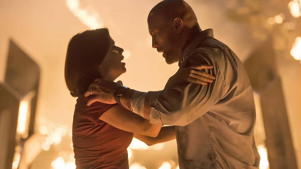 Dwayne Johnson och Neve Campbell råkar illa ut i ”Scyscarper”. 