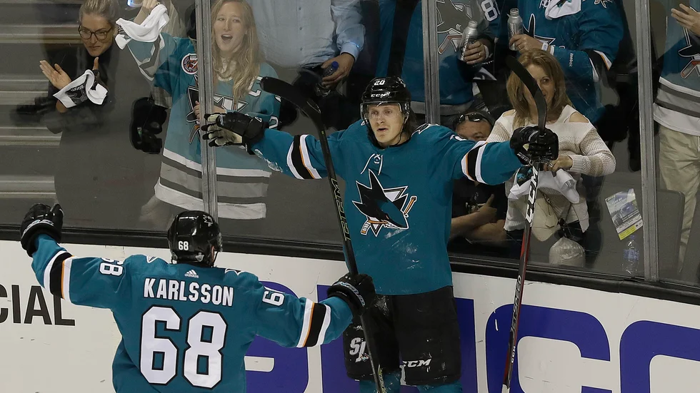 Melker Karlsson hade en assist och Marcus Sörensen ett mål när San Jose Sharks besegrade Carolina Hurricanes på hemmais med 5–1. Arkivbild. 