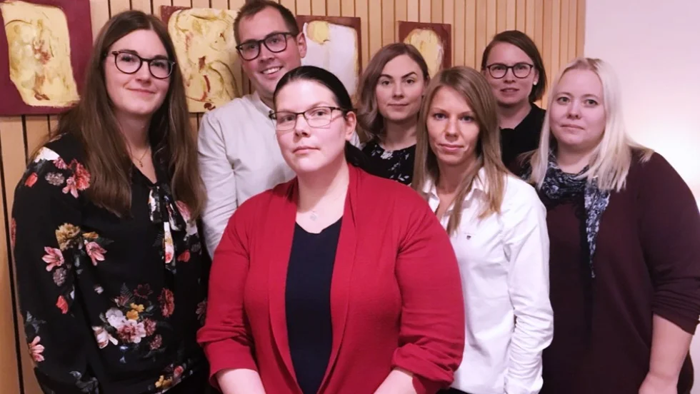 Bakre raden: Jonna Lundgren, vice ordförande i fritidsnämnden, Fredrik Stenberg, ordförande i för- och grundskolenämnden, Felicia Lundmark, ordförande gymnasienämnden, Evelina Fahlesson, ordförande bygg- och miljönämnden. Främre raden: Emilia Hallin, ordförande i kulturnämnden, Sara Keisu, ordförande i samhällsbyggnadsnämnden, Anna Lundström, vice ordförande i socialnämnden.