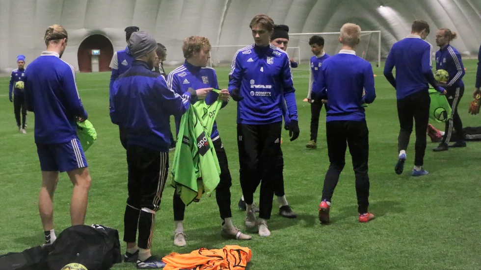 Storfors AIK tränar i Norrstrands fotbollshall inför de två sista matcherna i tvåan.