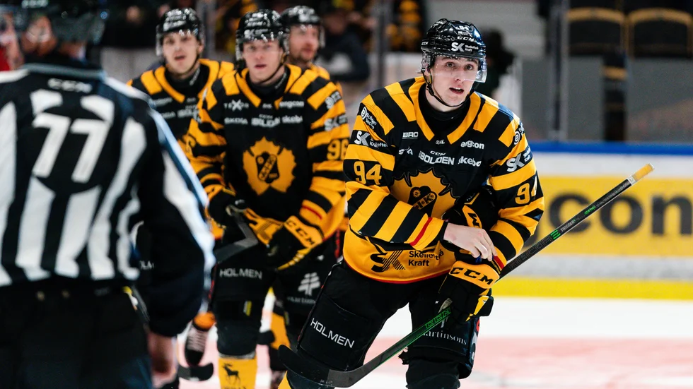 Linus Karlsson har sedan försäsongen matchats tillsammans med Rickard Hugg och Jonathan Johnson i en kedja som är den enda som AIK-tränarna inte ändrat i.