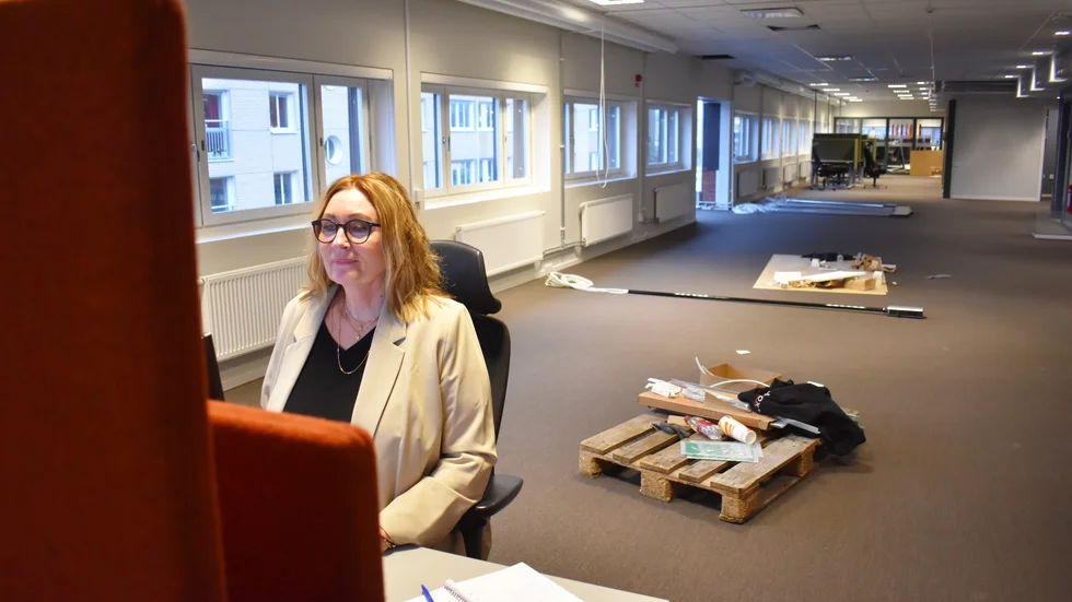 Ann-Kristin Egmalm koncentrerar sig mitt i byggstöket, hon jobbar med löner och administration på arbetsmarknadsavdelningen. 