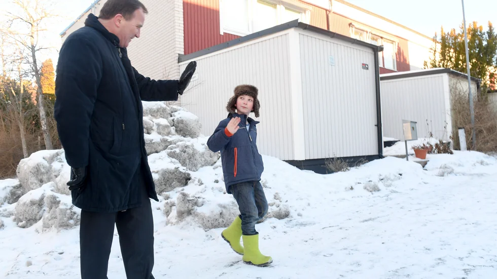 STOCKHOLM 20180320Statsminister Stefan Löfven (S) hälsar på 8-årige Winston, på Glimmerstigen, när regeringen knackar dörr i Kungsängen utanför Stockholmen med anledning av det höjda barnbidraget. Foto: Fredrik Sandberg / TT / kod 10080