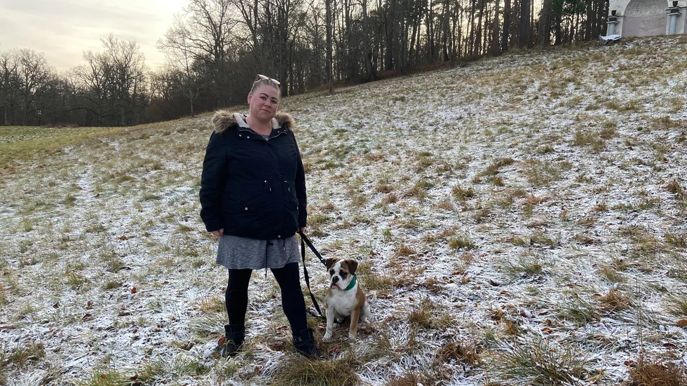 "Åkers bästa pulkabacke finns i Engelska parken", fastslår Rebecca Nordlander som här syns tillsammans med kontinentala bulldoggen Myran, en av hennes fyra hundar.