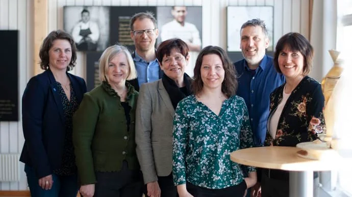 På besök i Burträsk mejeri: Ulla Bergström, ordförande Norrmejerier, Christine Jakobsson, SLU Uppsala, Anders Fredriksson, vd Norrmejerier, Lena Fritzén, vd Familjen Kamprads stiftelse, Annika Höjer, specialist Mjölkråvara Norrmejerier, Mårten Hetta, prefekt, Institutionen för norrländsk jordbruksvetenskap, SLU Umeå och Karin Hallin Saedén, chef FoU Norrmejerier.