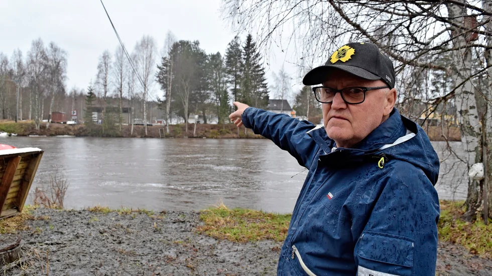 I år har avloppsvatten stigit högre än någonsin på Sture Lundmarks tomt nere vid Kågeälven. På andra sidan älven syns reningsverket. 