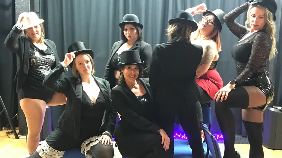 Tränar kroppskontroll med burleskdans. Fr v Malin Alm, Elisabeth Forsberg, Karin Engman, Carol Farber, dansare som vill vara anonym, Alexandra Sköldin och Olga Ölund. Gå in på webben och kolla!