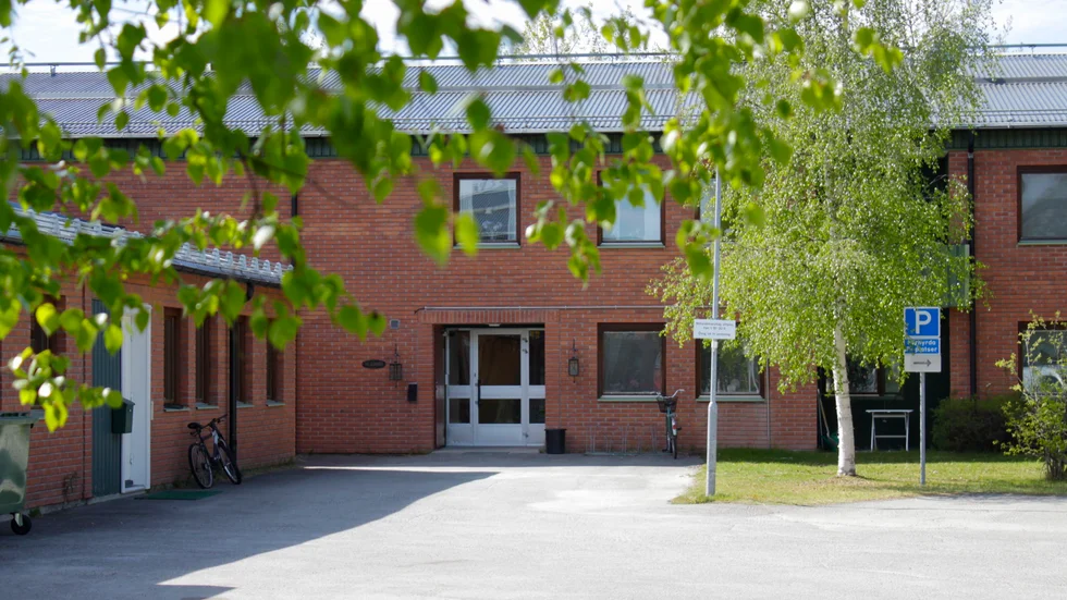 Stängningen av mötesplatsen/seniormatsalen på Furugatan i Malå har orsakat protester och nu vill Vänsterpartiet flytta pengar för att utveckla verksamheten. 