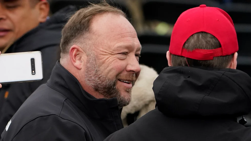 Konspirationsteoretikern Alex Jones på plats i Washington den 6 januari i år.