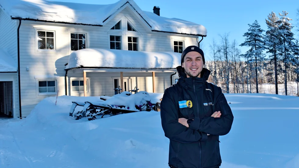 Funderar. Anton Marklund framför sitt nybyggda hus i Boliden. Han behöver ta ställning till vilken serie han ska köra. VM eller EM?