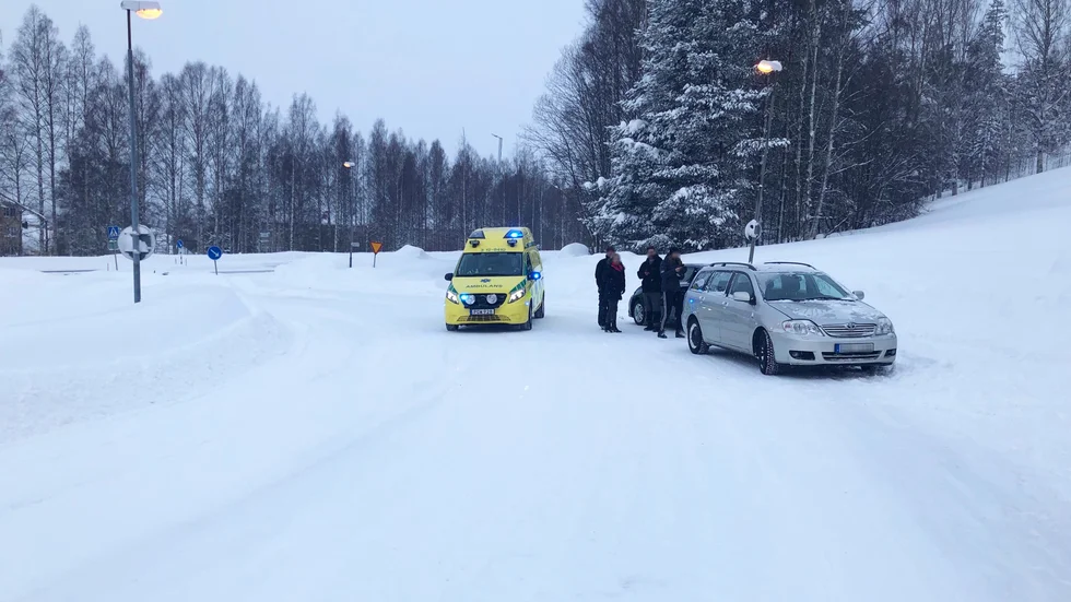 En trafikolycka inträffade i korsningen mellan Järnvägsleden och Morögatan vid klockan 13 på måndagen.