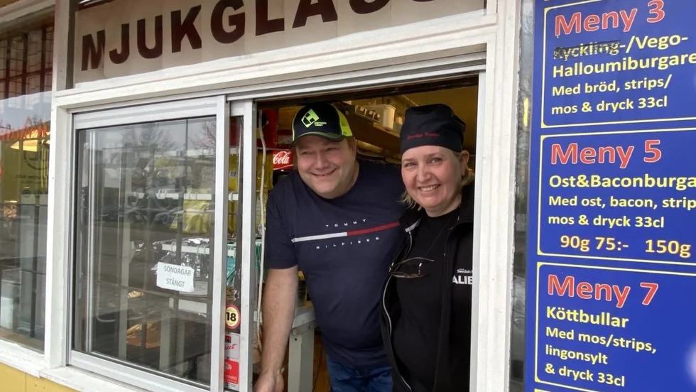 Den klassiska korvkiosken vid järnvägsstationen söker efter en ny ägare. Efter tolv år har Micke Haanpää och Kristina Hampinen beslutat för att sälja.