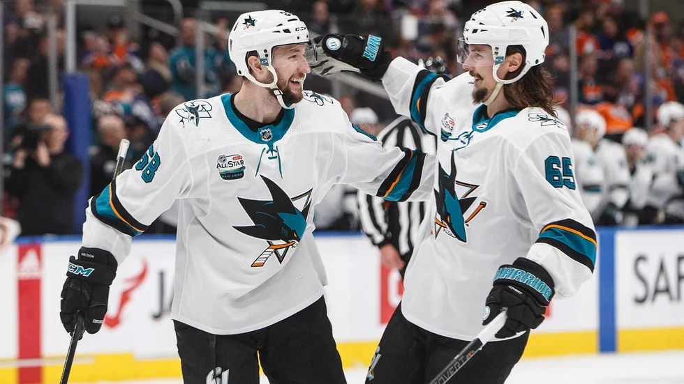 Melker och Erik Karlsson jublar efter Melkers 7–2-mål borta mot Edmonton. 