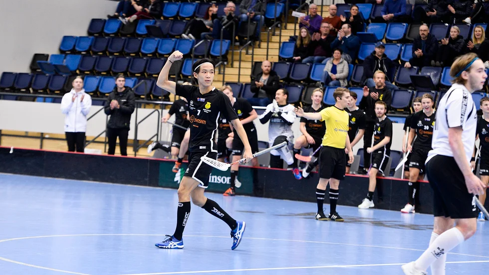 John Sjöstedt jublar. Han gjorde Gamla Stans andra mål när laget vann mot Sundsvall med hela 8–4.