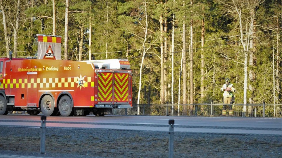 Bilden är från i torsdags när personal från räddningstjänsten stängde av infarten till rastplats Frösvi där tankbilen vält. Under lördagen görs ett försök att lyfta bort lastbilen.