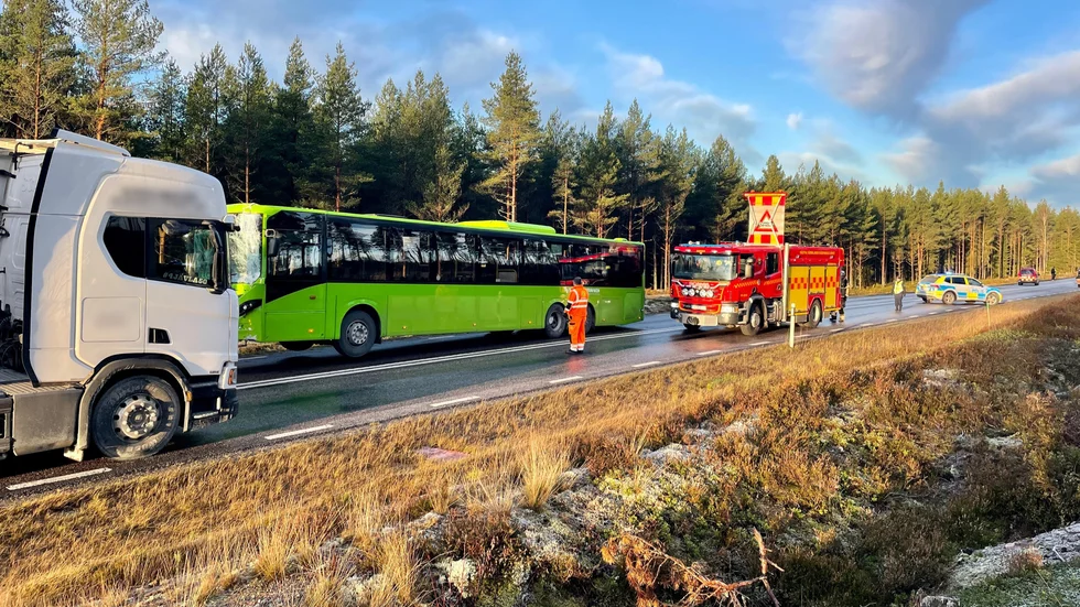 En linjebuss, en personbil och en lastbil var inblandade i en svår olycka på 56:an på torsdagsmorgonen, en av många olyckor i Sörmland. OBS: Lastbilen till vänster i bild var inte inblandad, däremot var bussen det.