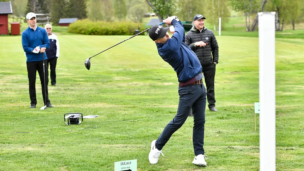 Golfens dag på Rönnbäcken. Det firades med långslagtävling där hockeyprofilerna Joakim Lindström och Edwin Hedberg var med och utmanade.