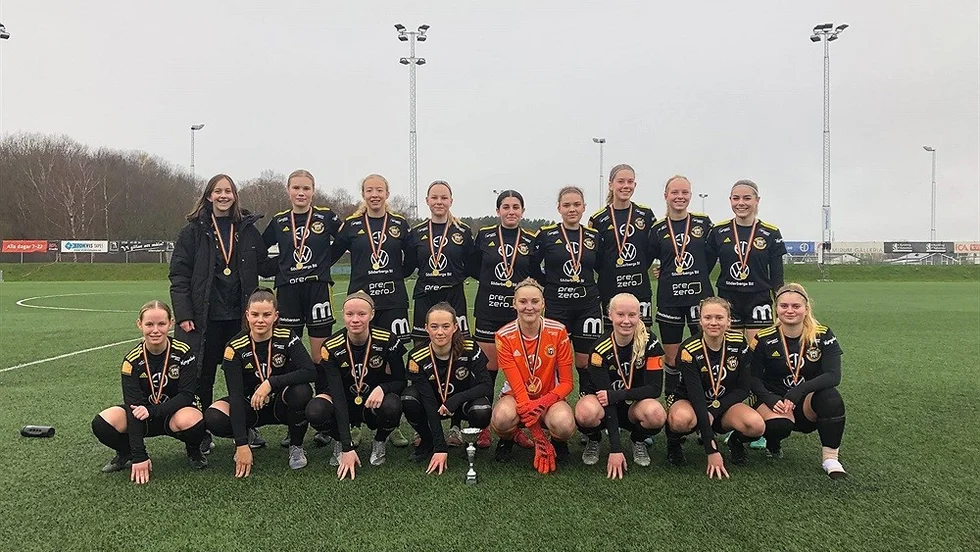 F17-lagets segerfoto efter DM-vinsten. 