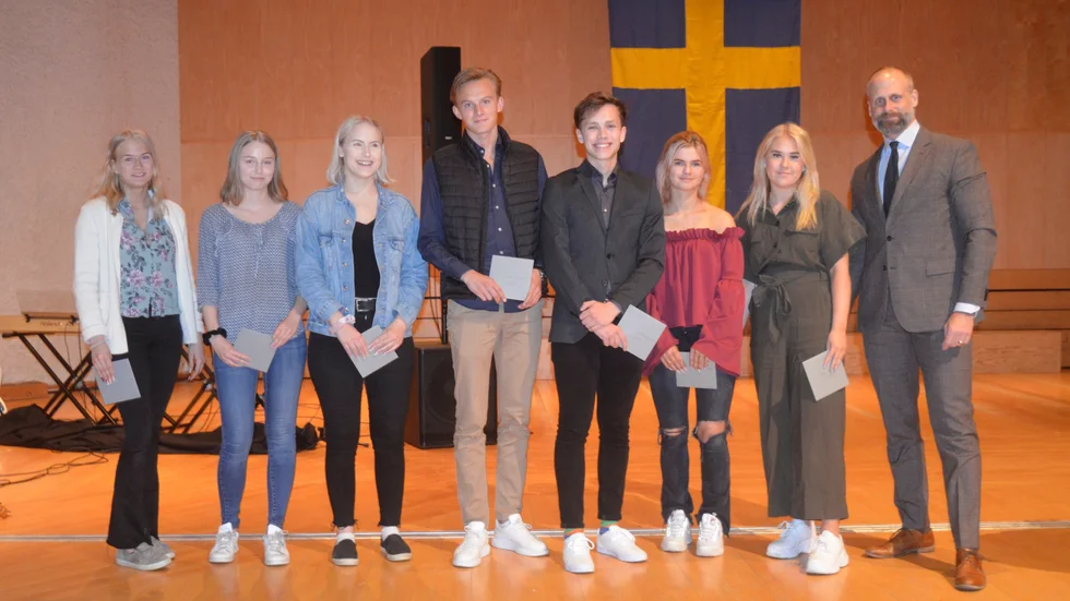 Malinda Larsson, Klara-Lovisa Lundström, Moa Wallmark, David Lundgren, Clas Hammarsten, Josefin Åström och Hanna Lundström tilldelades stipendium av Norrans chefredaktör Marcus Melinder.