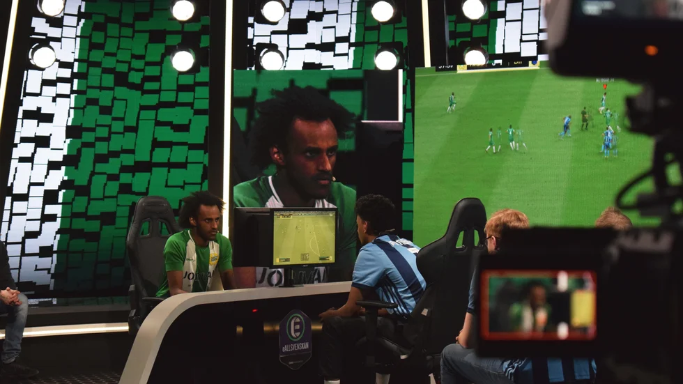 Hakke i eAllsvenskan. Daniel Hakola från Norsjö representerar Hammarby i den stora satsningen eAllsvenskan med spelet FIFA 19 på PS4.