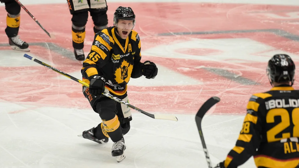 Oscar Möller jublar efter sitt 100:e mål i SHL. Samtliga har kommit i Skellefteå AIK-tröjan.