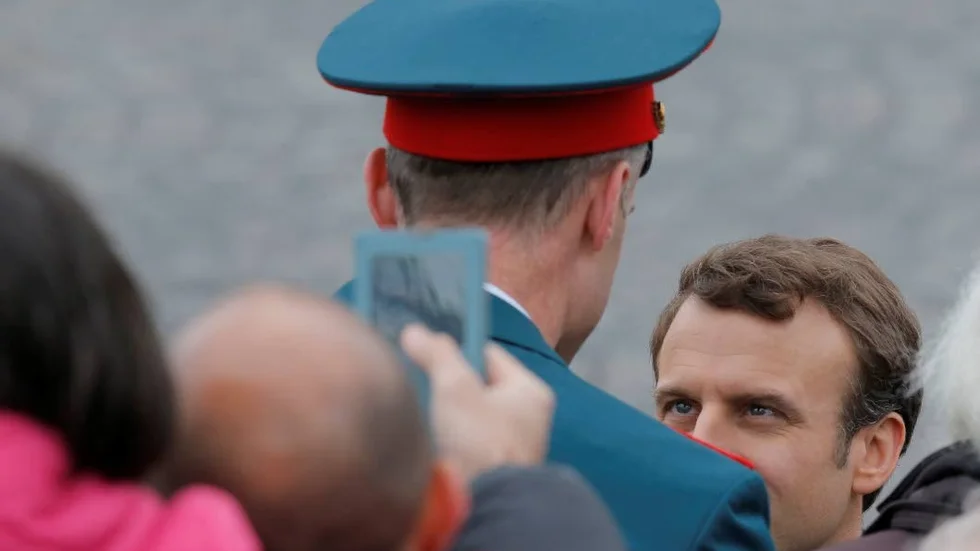 På väg in. Den nyvalde Emmanuel Macron installeras inom kort som president i Frankrike. Ska han räcka till i sitt tunga ämbete; nå upp till människors förväntningar?