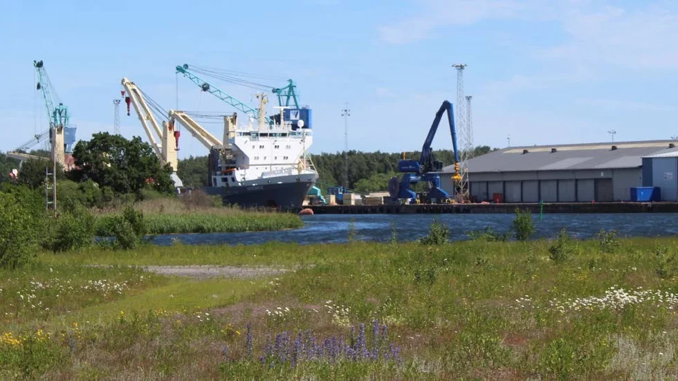 Container. Tonvis med sopor lastas in i Norrköpings hamn.