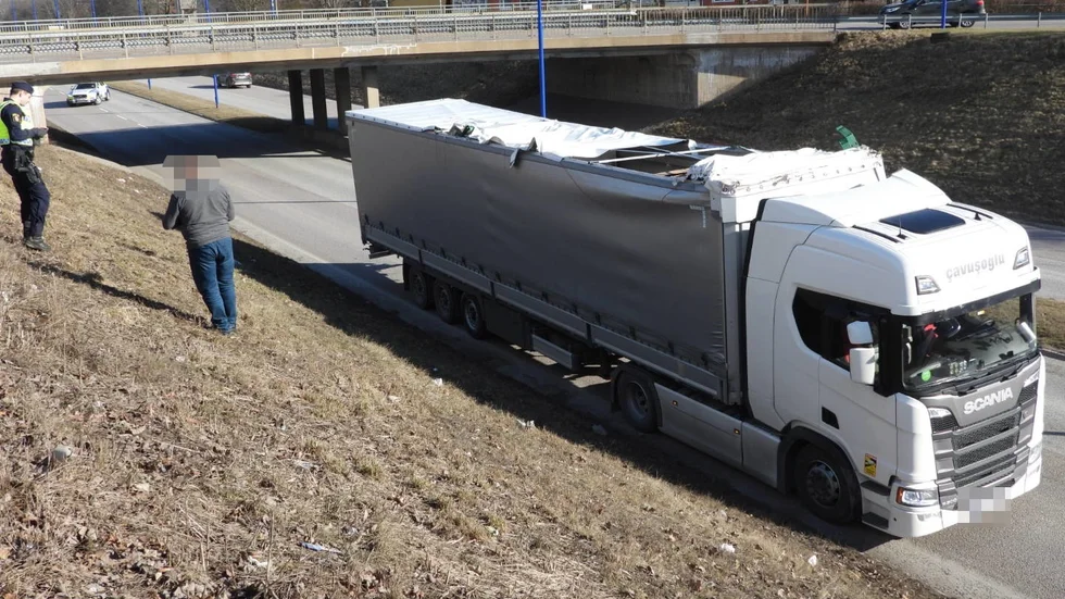 Kapellet på lastbilen har förstörts i olyckan.