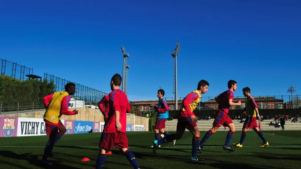 Låt barn vara barn. Det anser Folkbladets Kenneth Thapper. På bilden värmer Barcelonas unga spelare, med bland andra  Xavi Hernandez, Andres Iniesta or Lionel Messi värmer upp inför match i januari 2011.