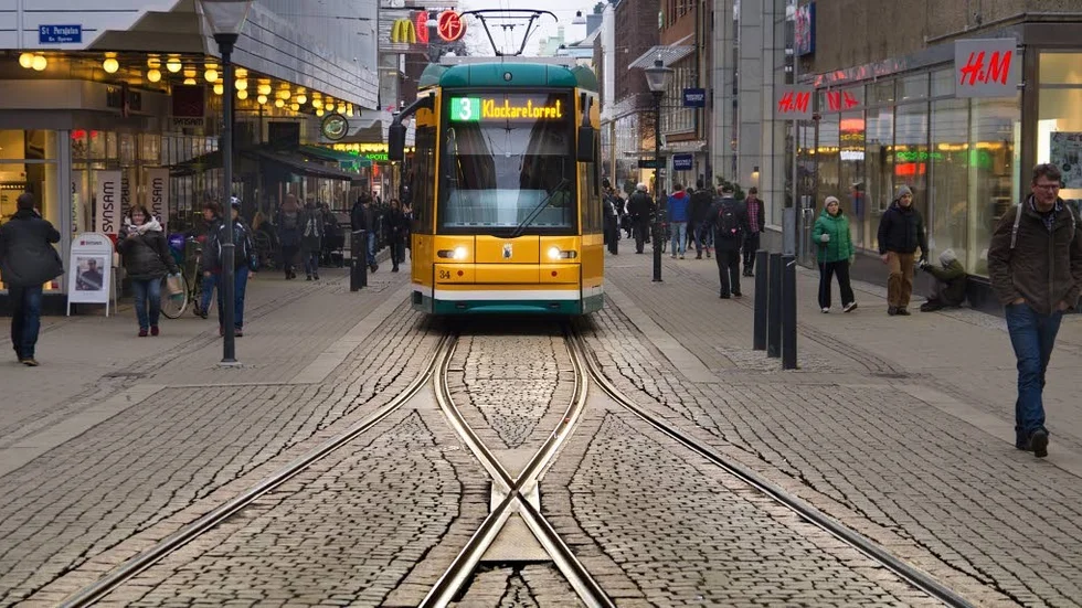 Enkelspår. Måns Hagberg berättar idag historien om hur det gick till när det blev enkelspår för spårvagnarna på Drottninggatan.