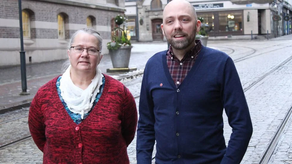 Vänsterpartister. Mona Olsson och Nicklas Lundström ville ha svar om Hyresbostäders försäljning i Klockaretorpet.