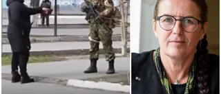 Hon uppmanar till "fröbombning" av ryska ambassaden • "Fredligt sätt att demonstrera" • Youtubeklipp inspirerade