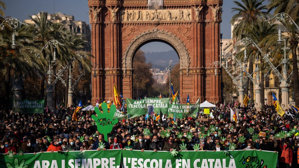 "Nu och för alltid, skolan måste vara på katalanska". Demonstration vid Triumfbågen i centrala Barcelona för att bevara andelen undervisning i skolan som sker på katalanska.