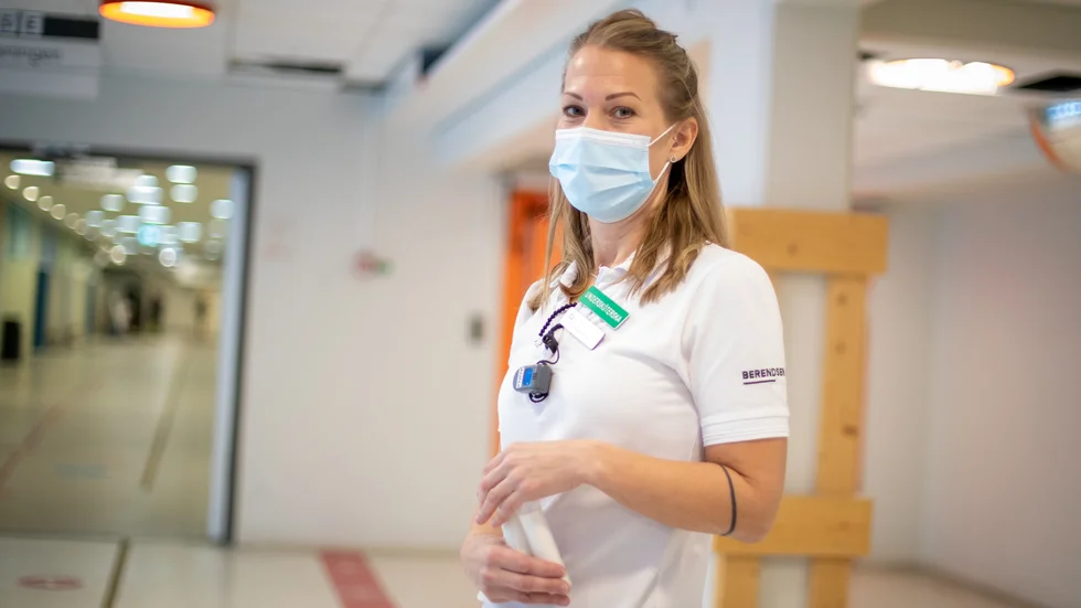 Anna Nälser är undersköterska på psykosenheten och på intensivvårdsavdelningen på Nyköpings lasarett, här påväg med covidtest från psykosenheten till labbet.